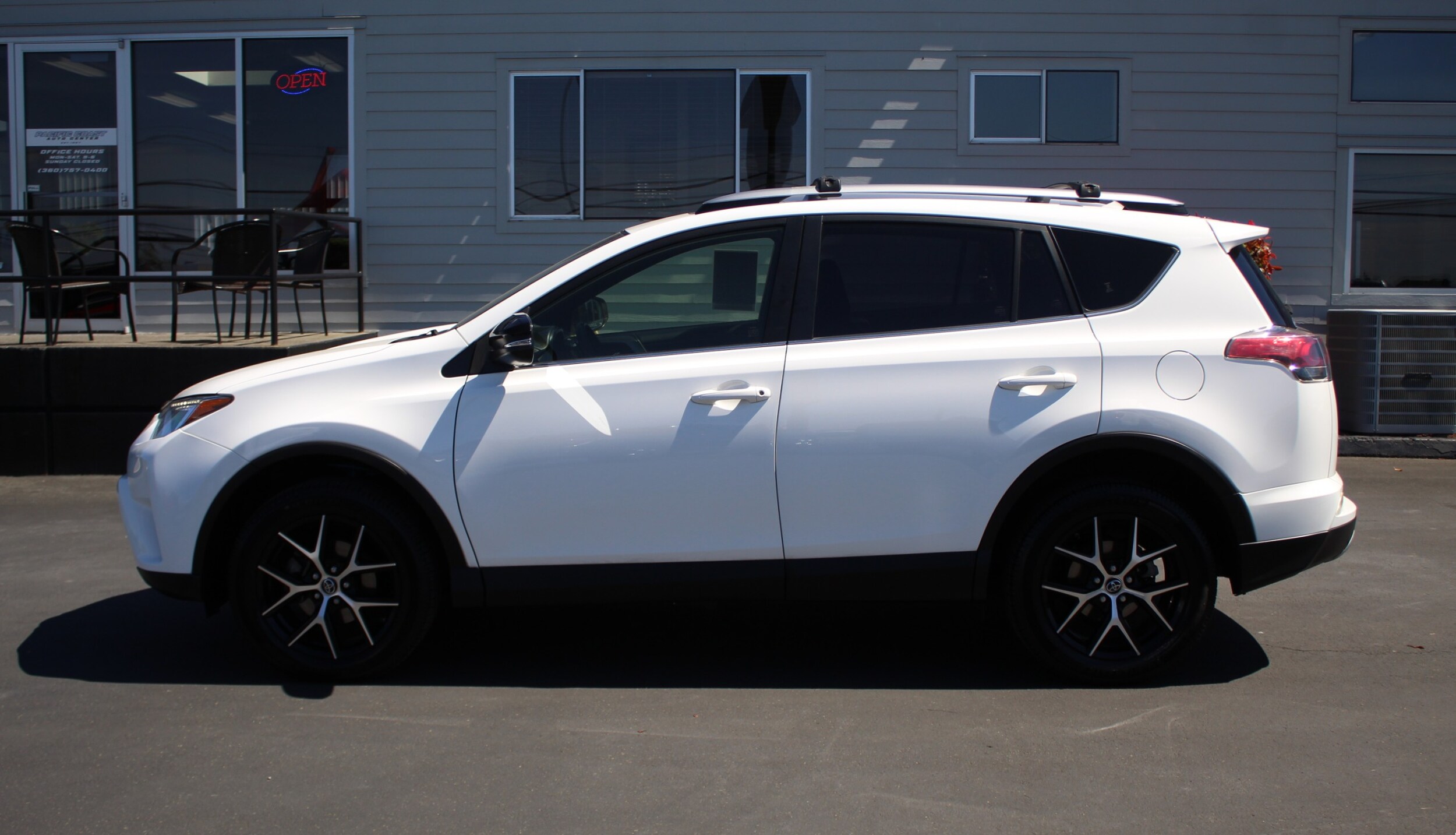 2018 Toyota RAV4 SE photo 3