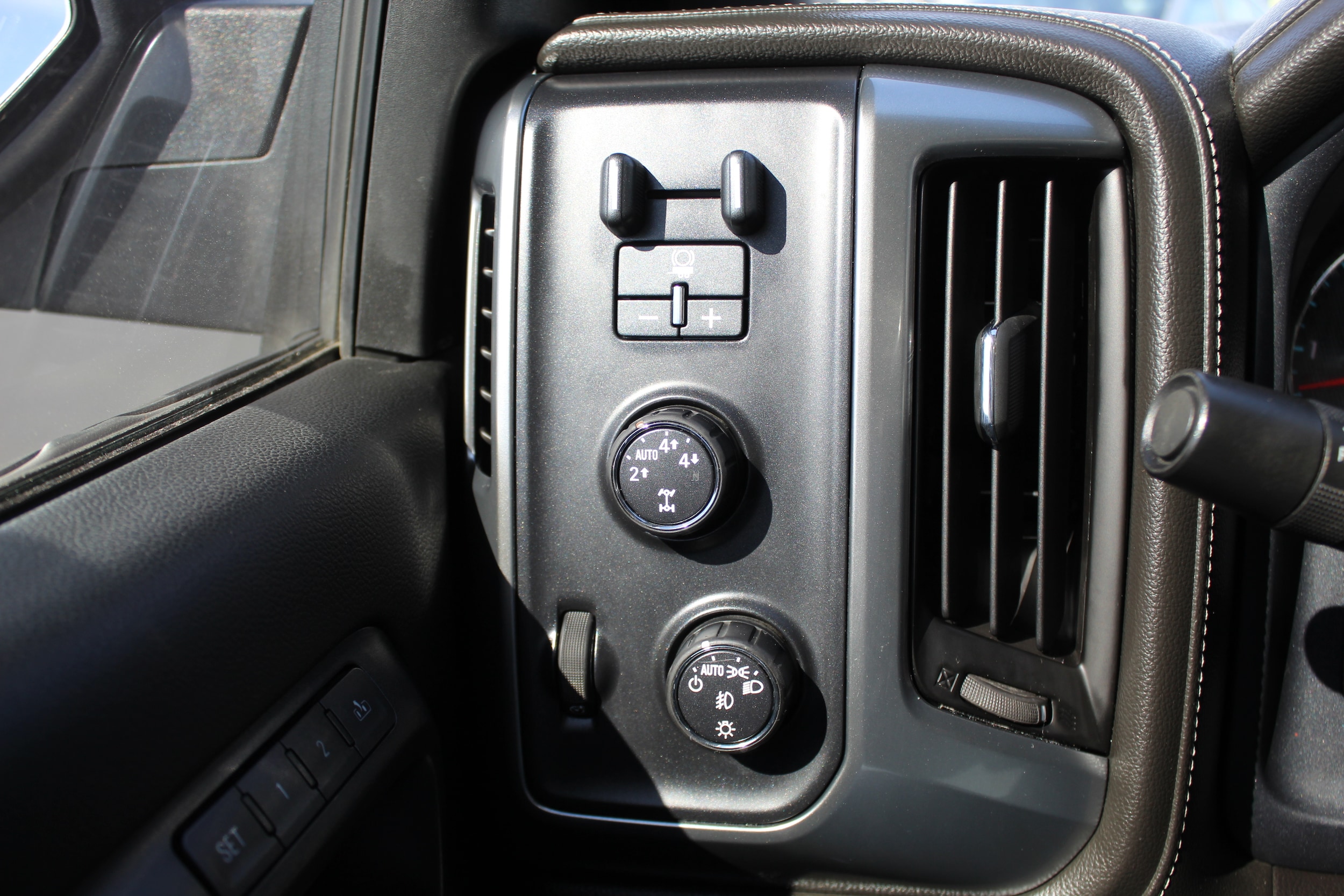 2015 Chevrolet Silverado 1500 LTZ - Photo 32