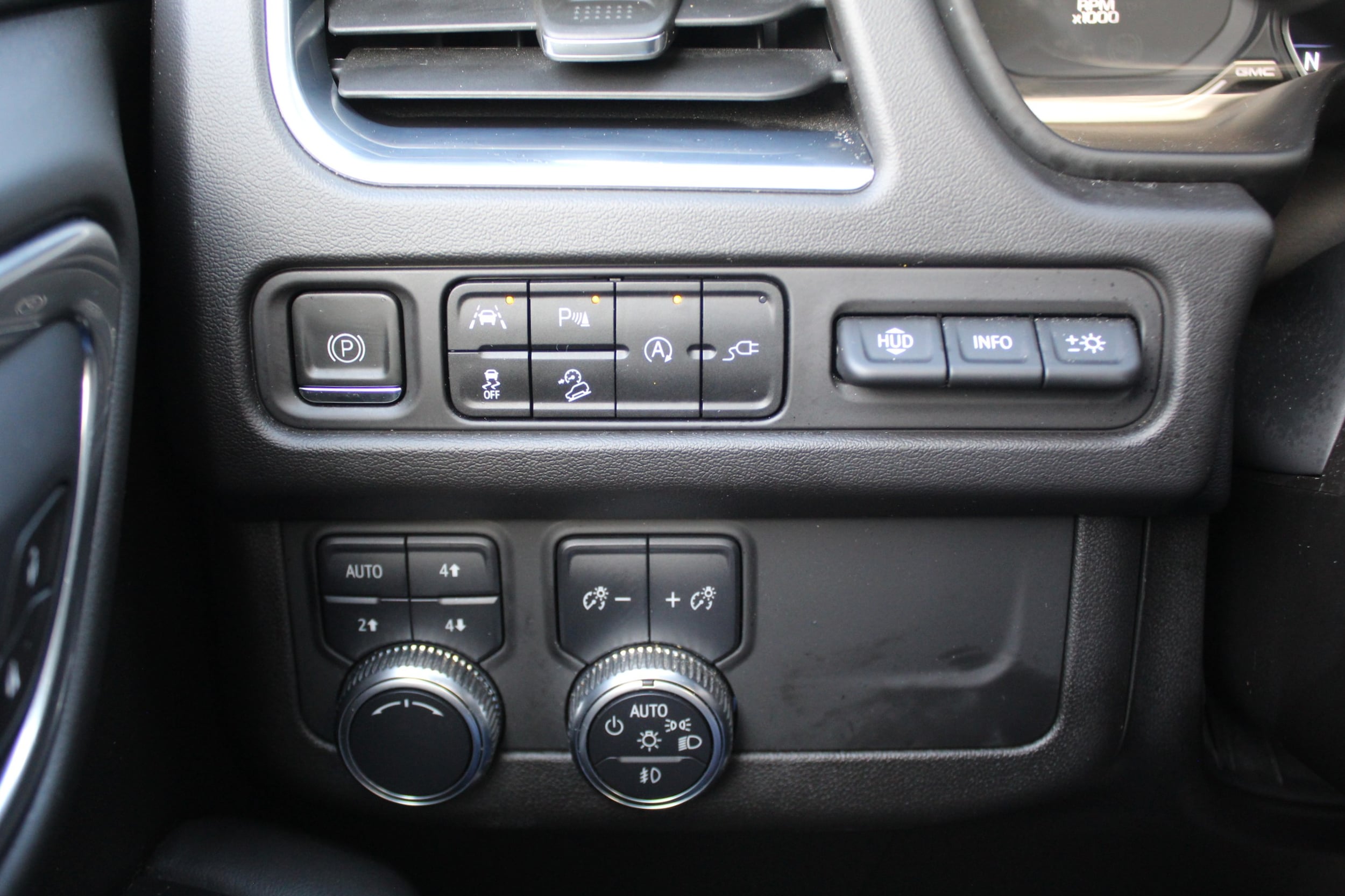 2021 GMC Yukon AT4 - Photo 30