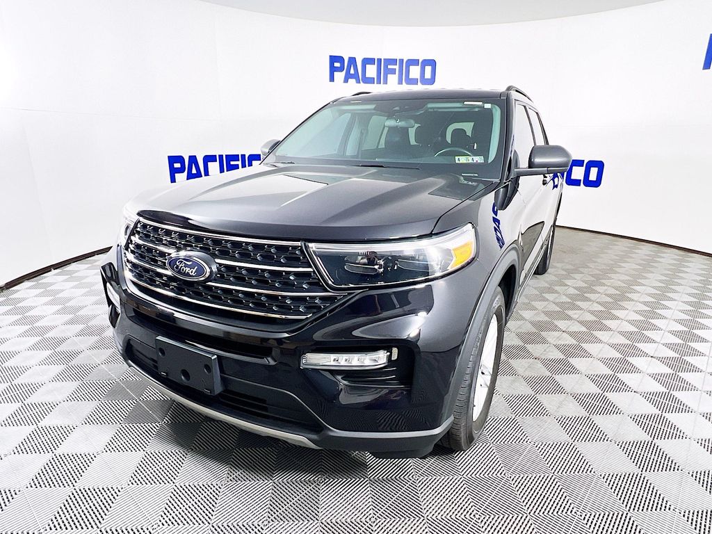 2023 Ford Explorer XLT photo 3