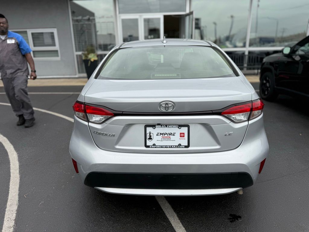 2022 Toyota Corolla LE photo 3