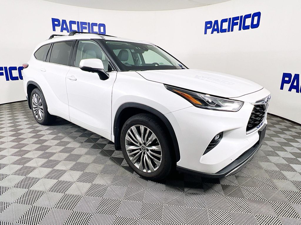 2022 Toyota Highlander Platinum photo 2