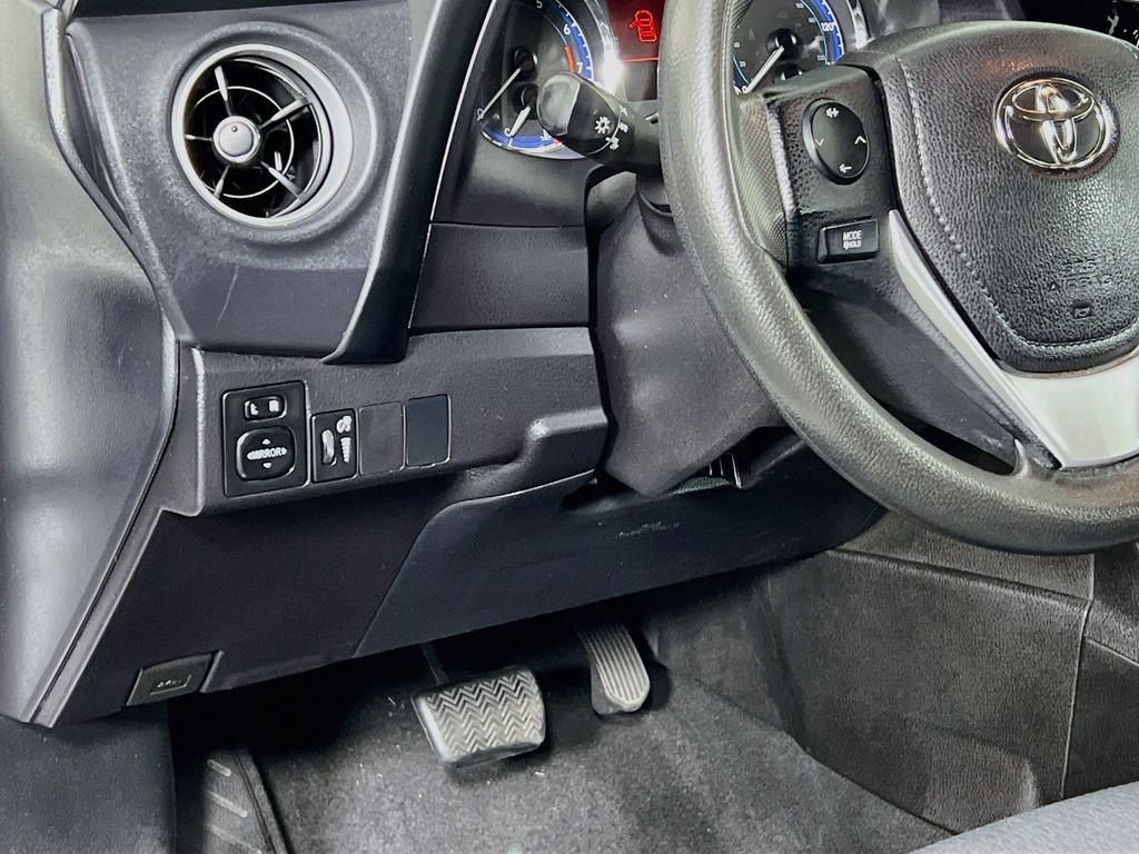 2017 Toyota Corolla LE - Photo 12