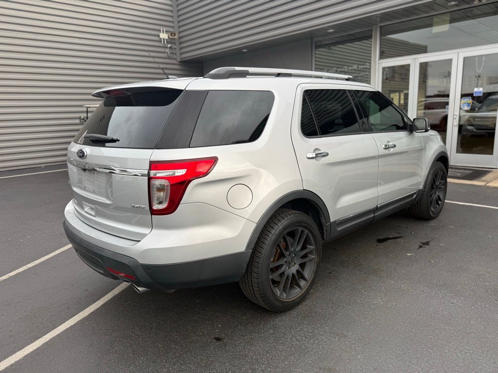 2015 Ford Explorer XLT photo 2