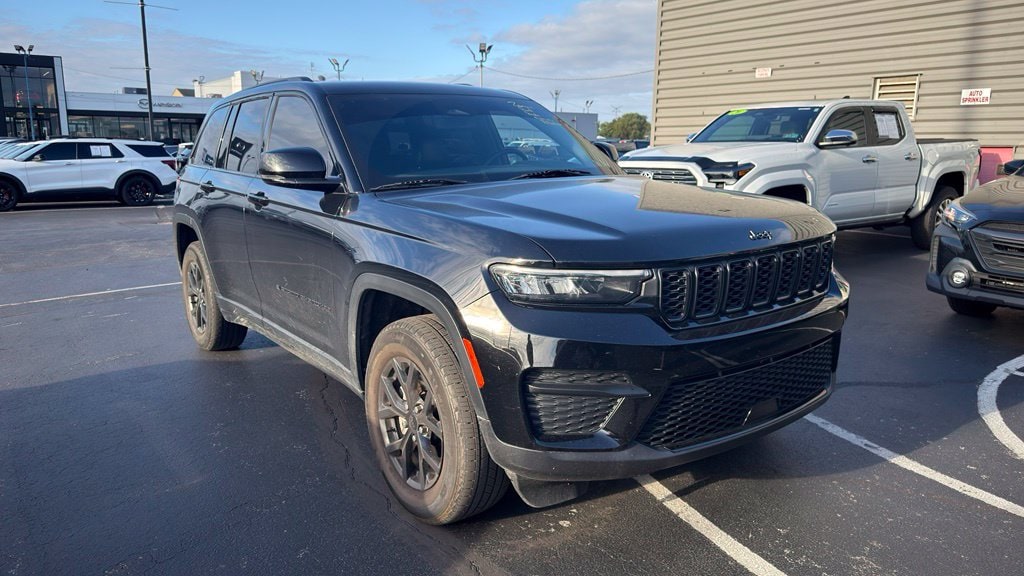 Used 2024 Jeep Grand Cherokee Laredo SUV