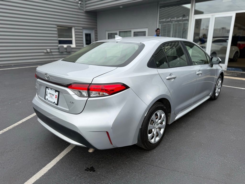 2022 Toyota Corolla LE photo 2