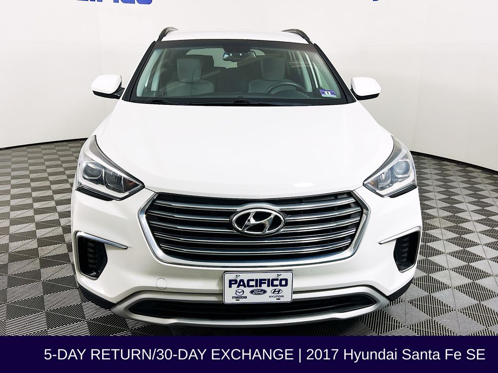2017 Hyundai Santa Fe SE photo 2