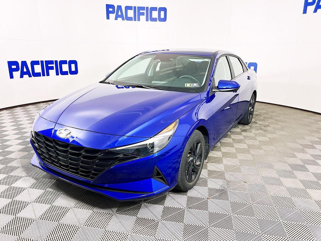 2023 Hyundai Elantra SEL photo 3