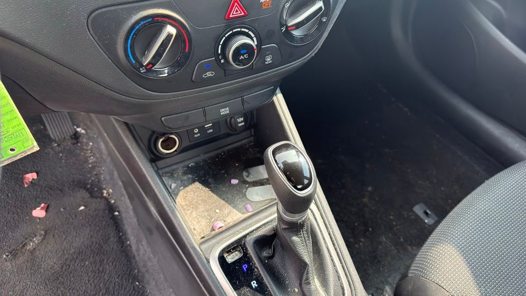 2020 Hyundai Accent SE - Photo 13