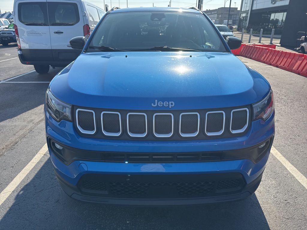 2022 Jeep Compass Latitude Lux photo 2