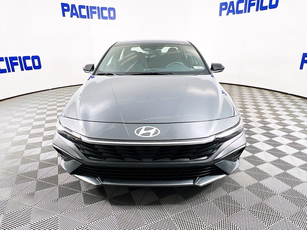 2025 Hyundai Elantra SEL Sport photo 2