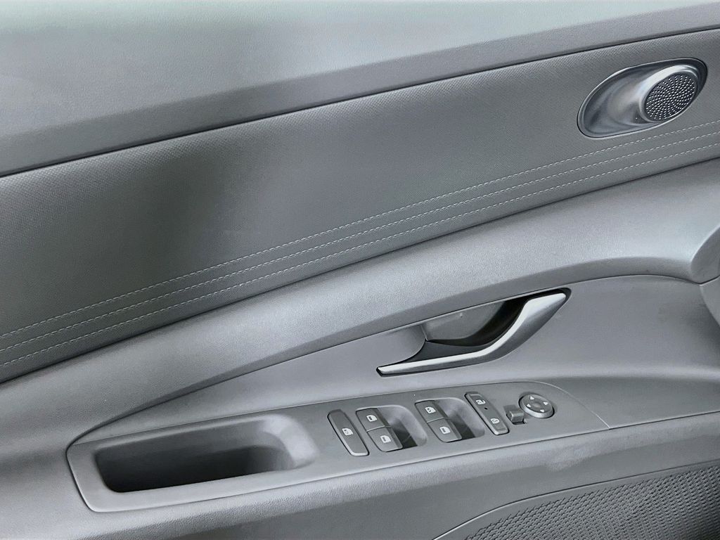 2024 Hyundai Elantra SEL - Photo 17