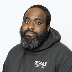 Staff member Robert Lee from ID_b49de2