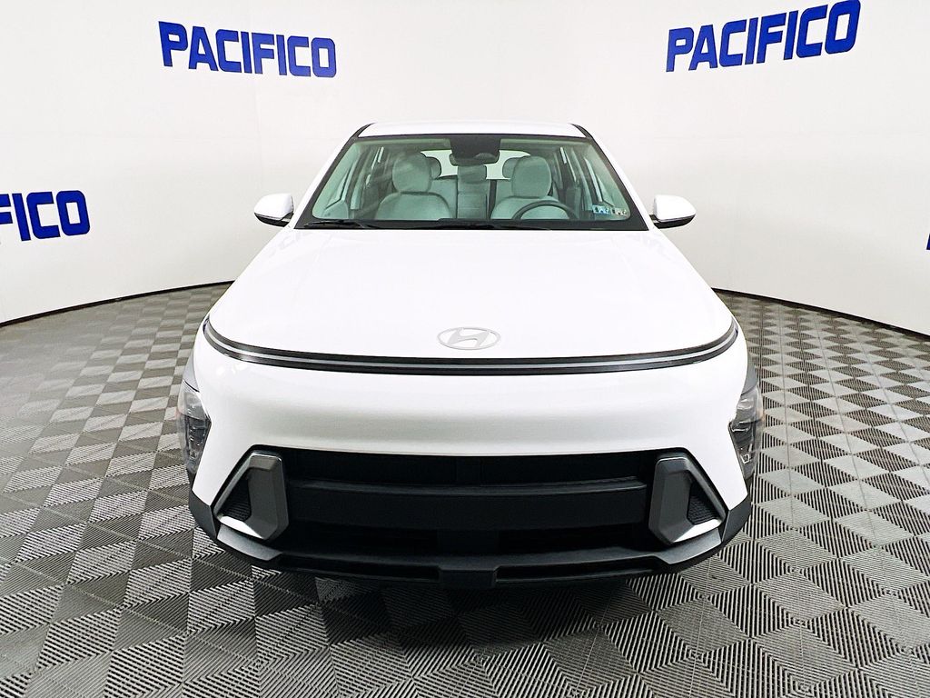 2025 Hyundai Kona SE photo 2