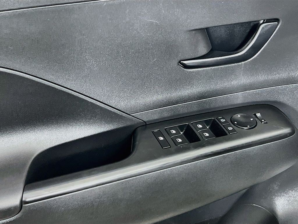 2024 Hyundai Kona SE - Photo 19