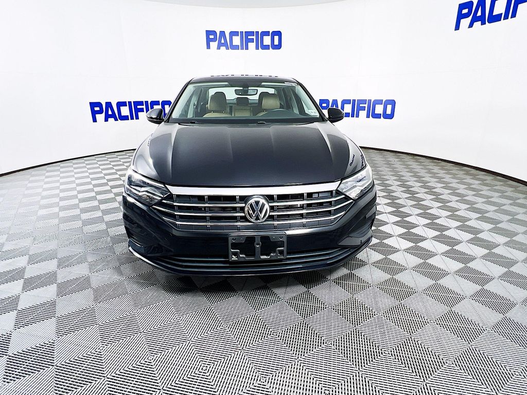 2021 Volkswagen Jetta SE R-Line photo 2