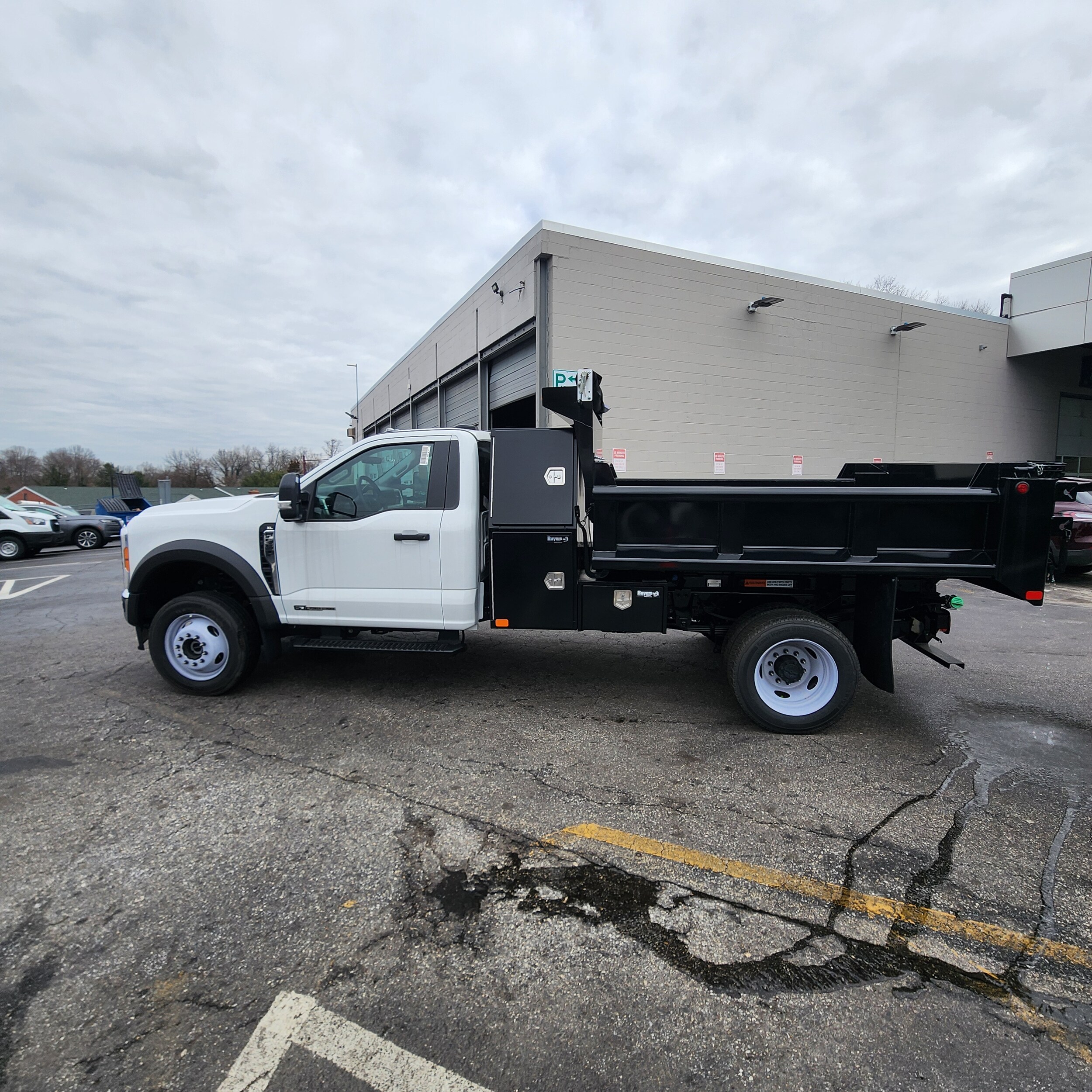 2023 Ford F-550 photo 2