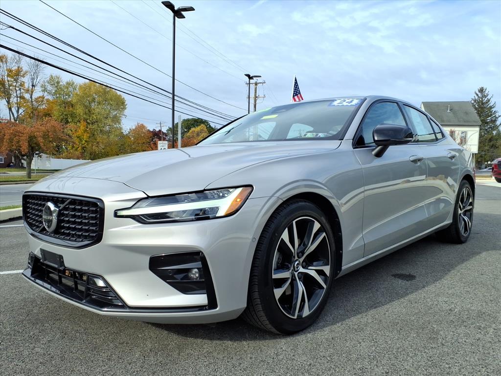 2024 Volvo S60 B5 Plus photo 3