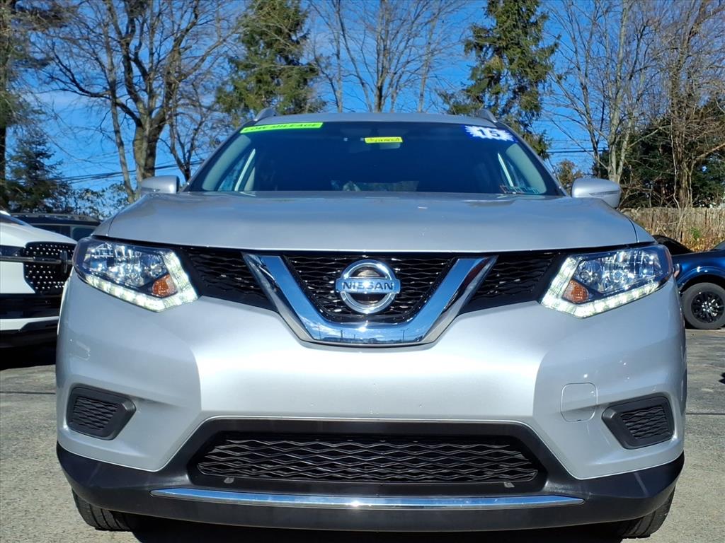 2015 Nissan Rogue SV photo 2