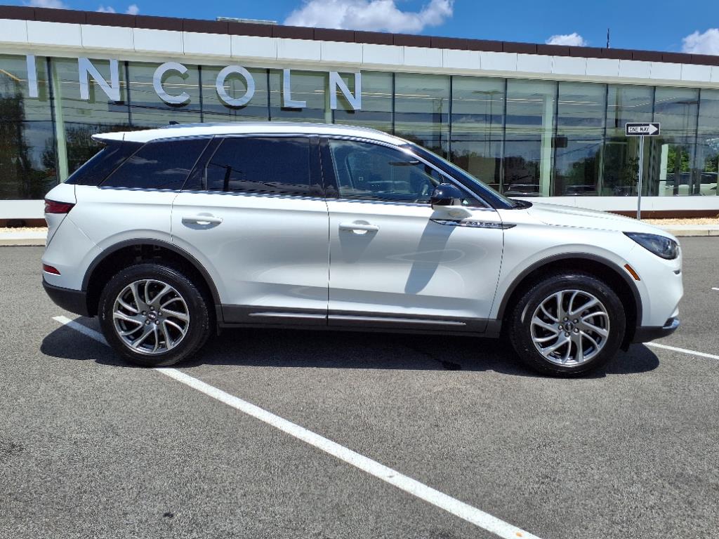 2021 Lincoln Corsair Standard photo 2