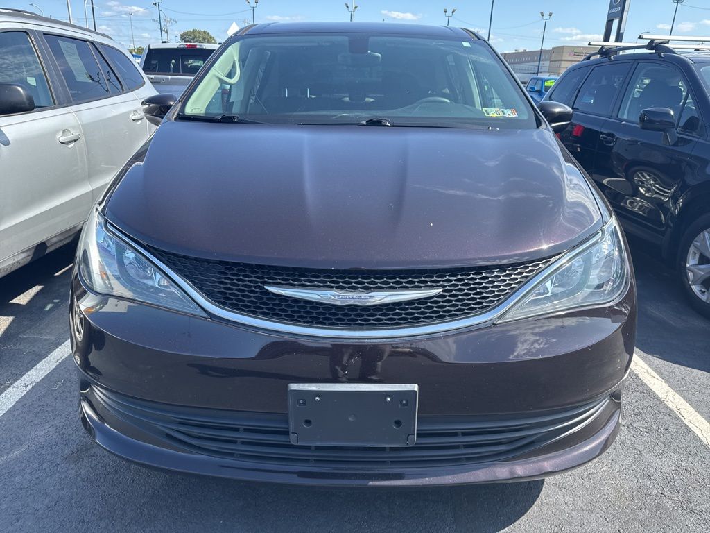2017 Chrysler Pacifica Touring photo 2