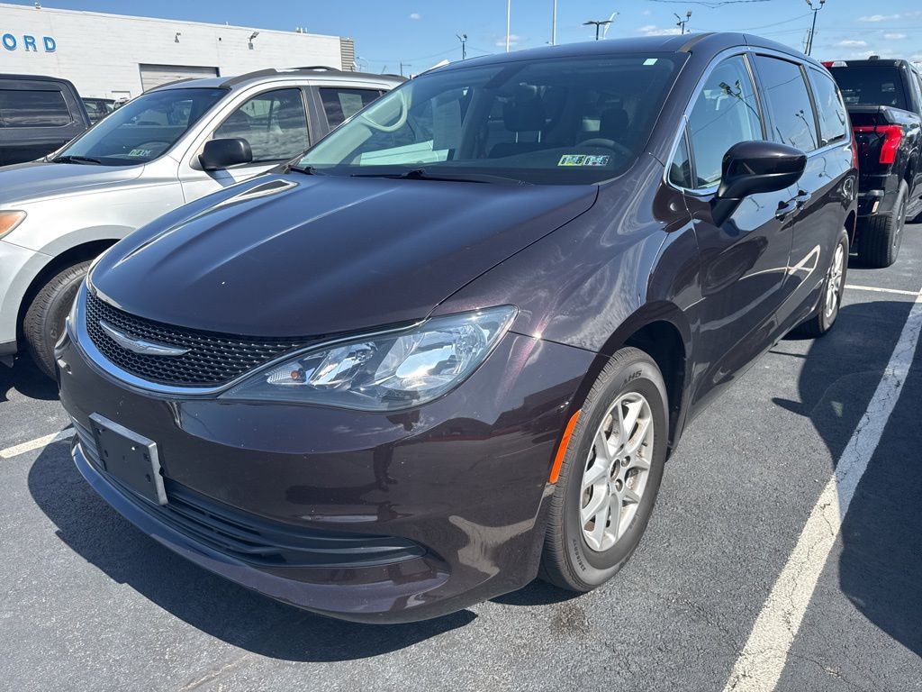 2017 Chrysler Pacifica Touring photo 3