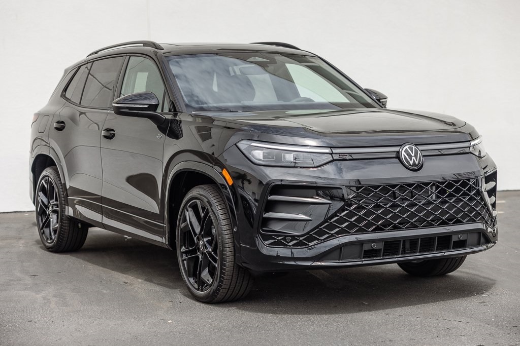 2026 Volkswagen Tiguan SE R-LINE BLACK's photo