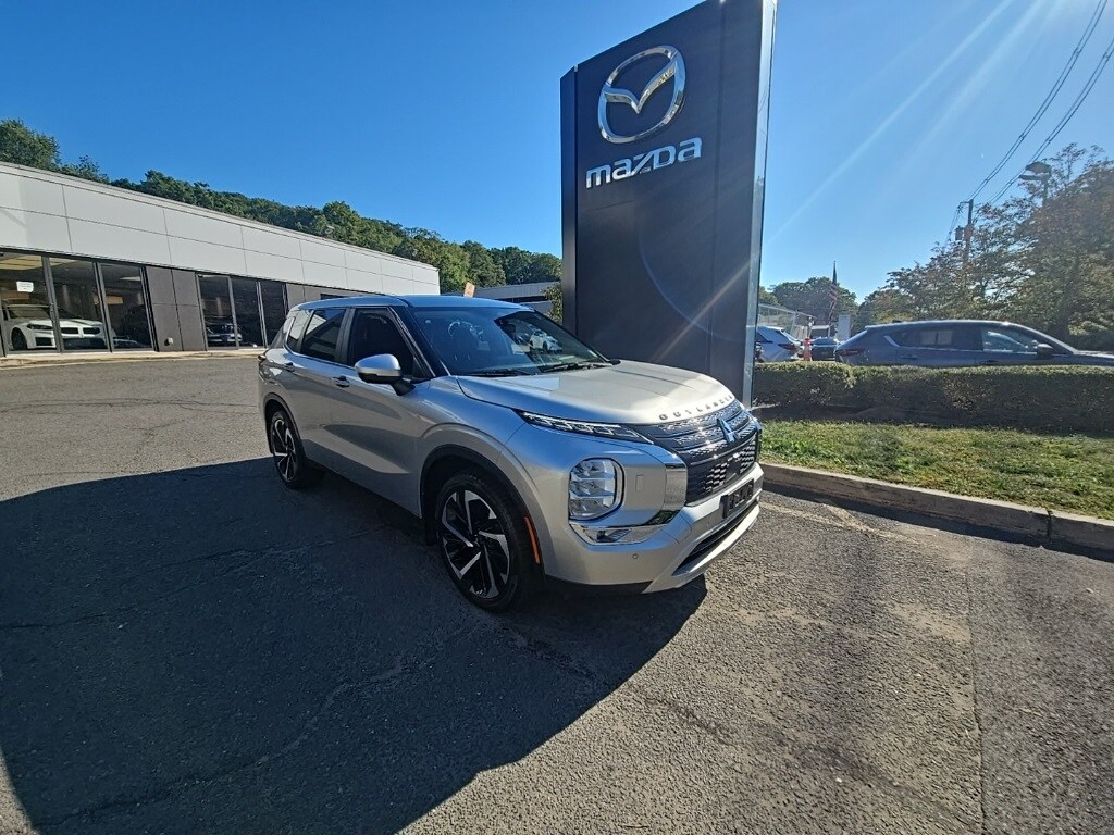 2022 Mitsubishi Outlander SE photo 2