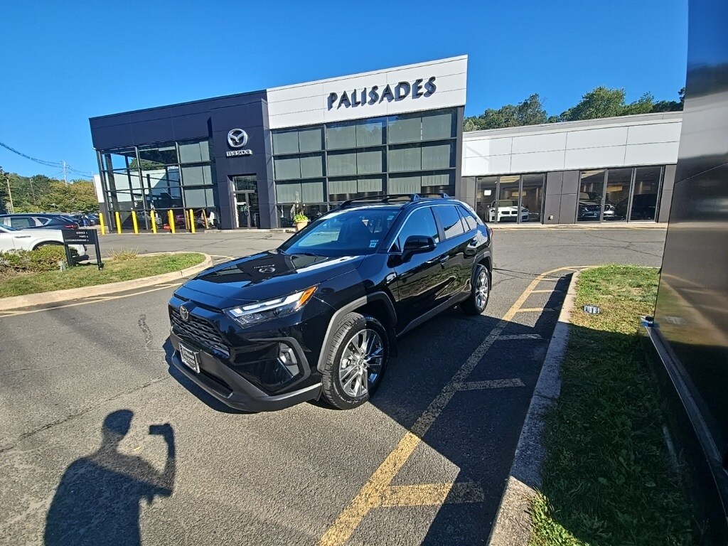 2022 Toyota RAV4 XLE Premium photo 3