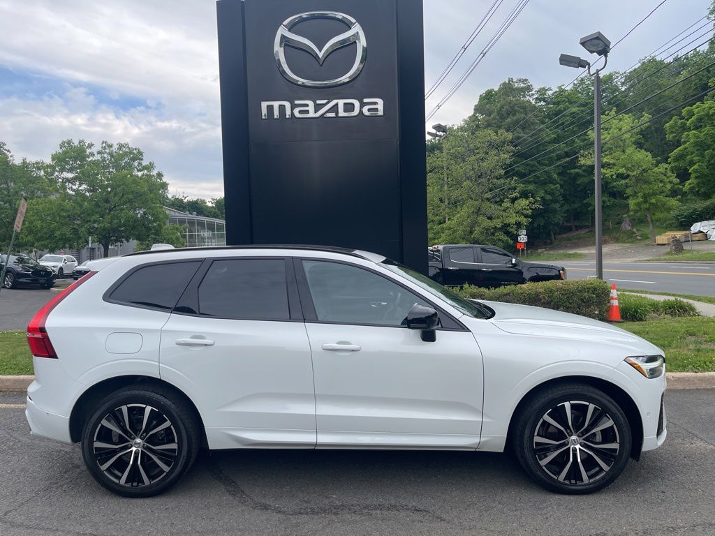 2023 Volvo XC60 B5 Plus Dark Theme AWD's photo