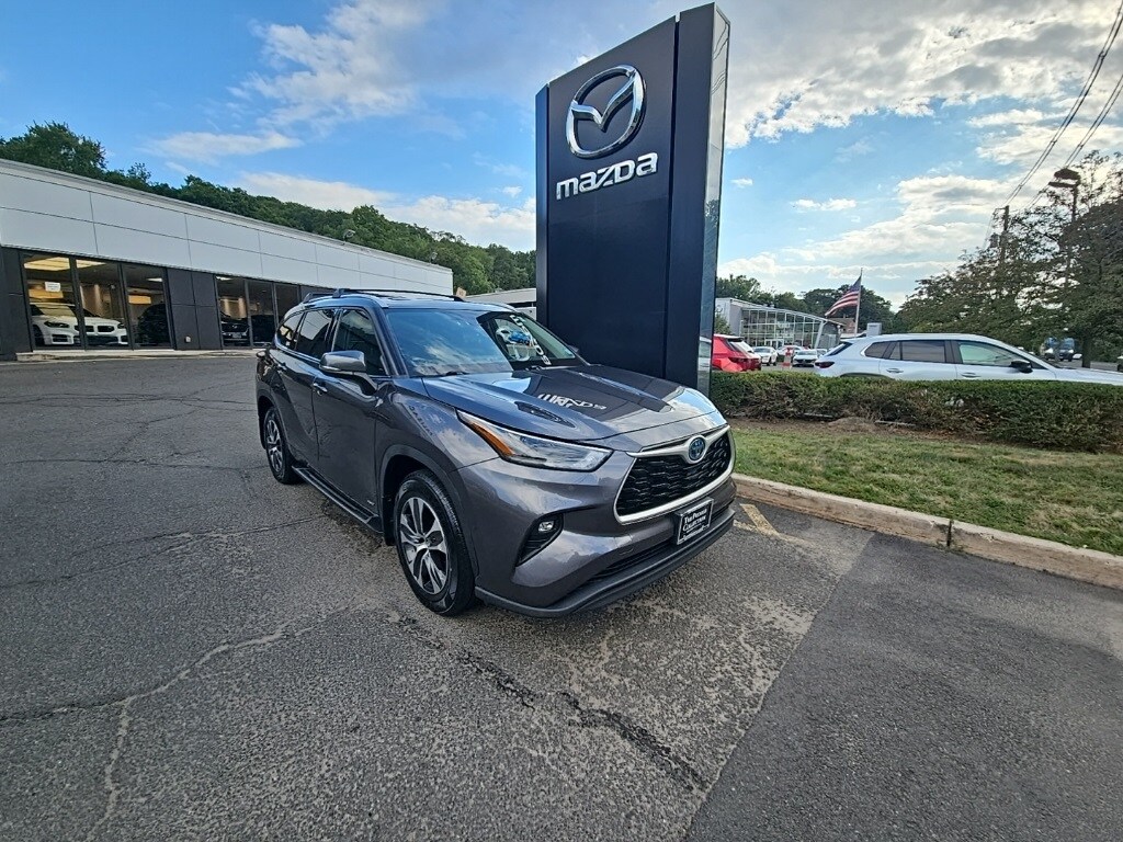 2022 Toyota Highlander Hybrid XLE photo 2
