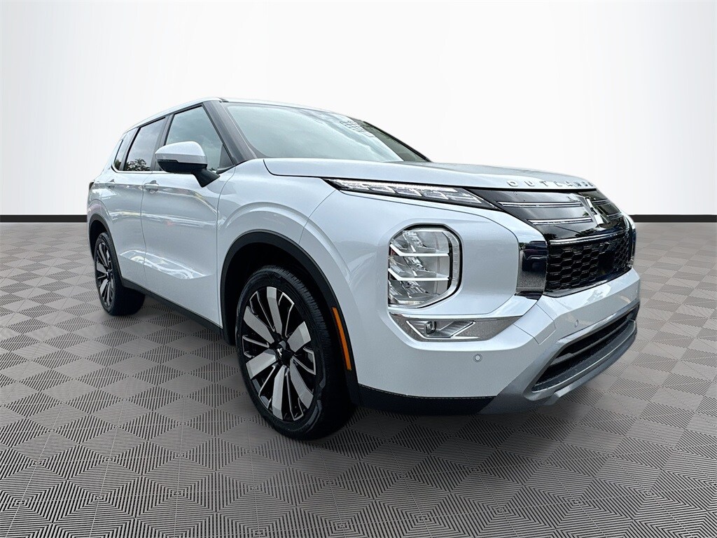 2025 Mitsubishi Outlander SE photo 3