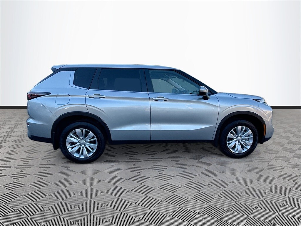 2025 Mitsubishi Outlander ES photo 4