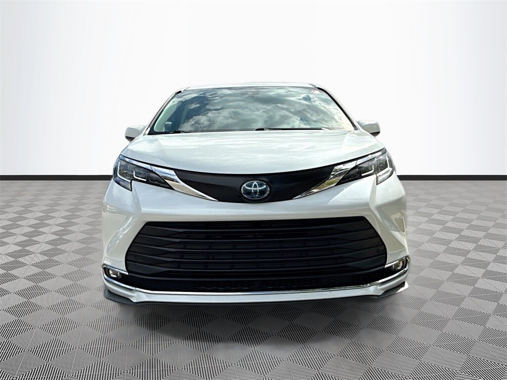 2022 Toyota Sienna XLE photo 2