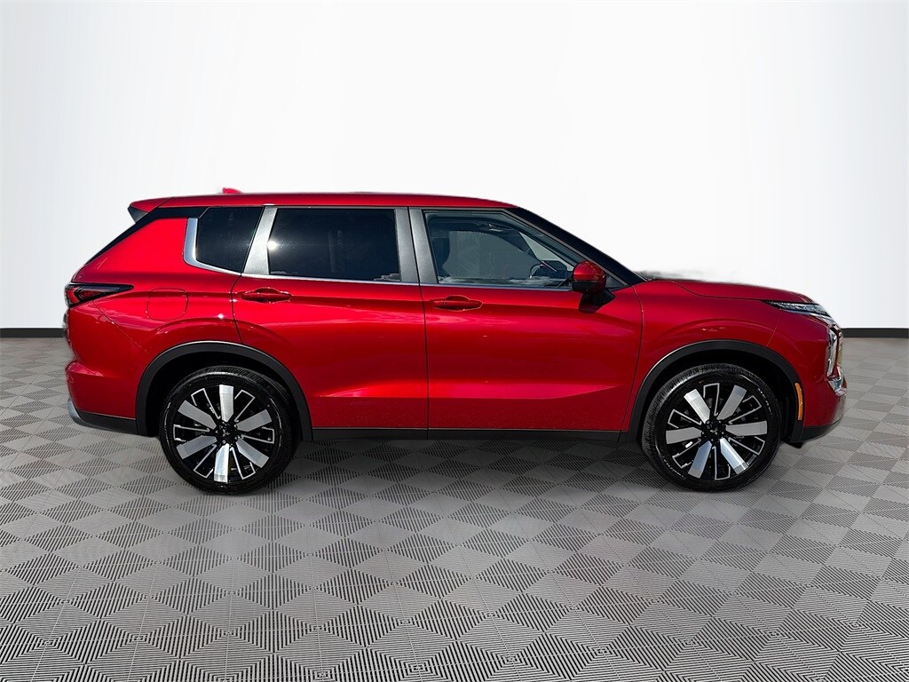 2025 Mitsubishi Outlander SE photo 2