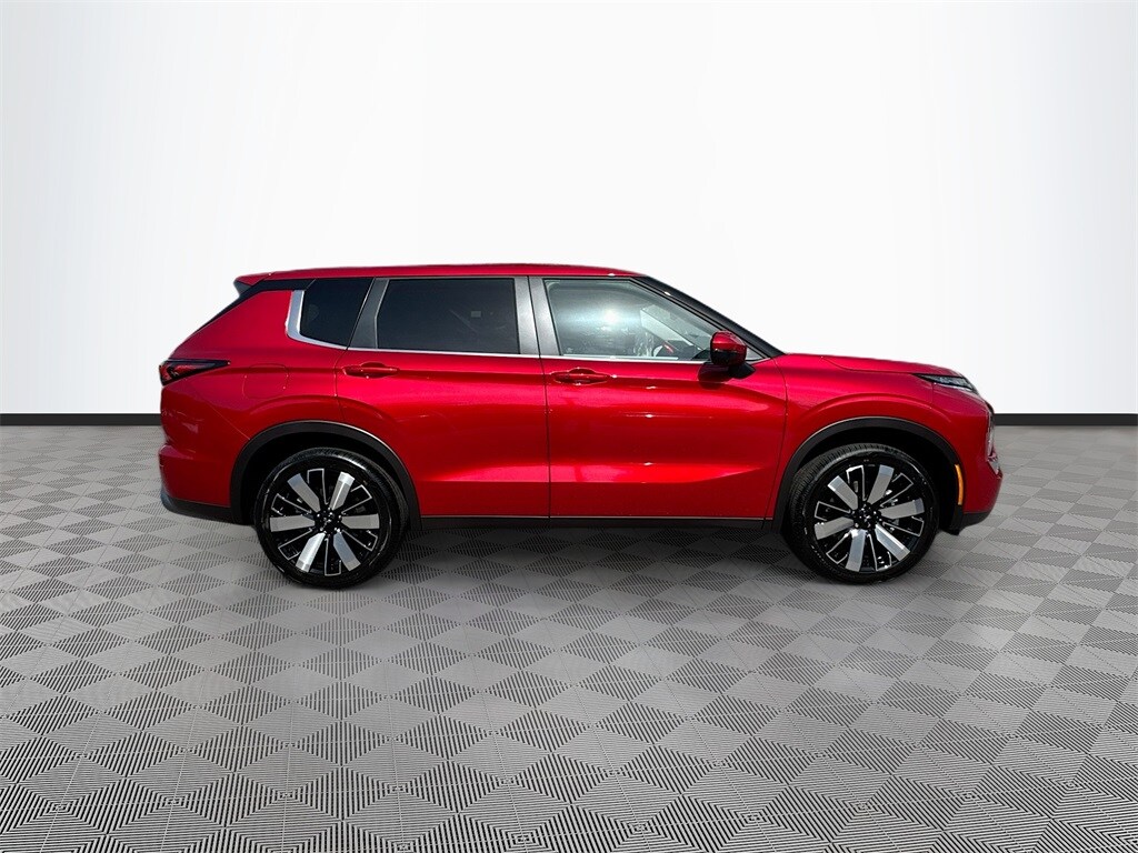 2025 Mitsubishi Outlander SE photo 4
