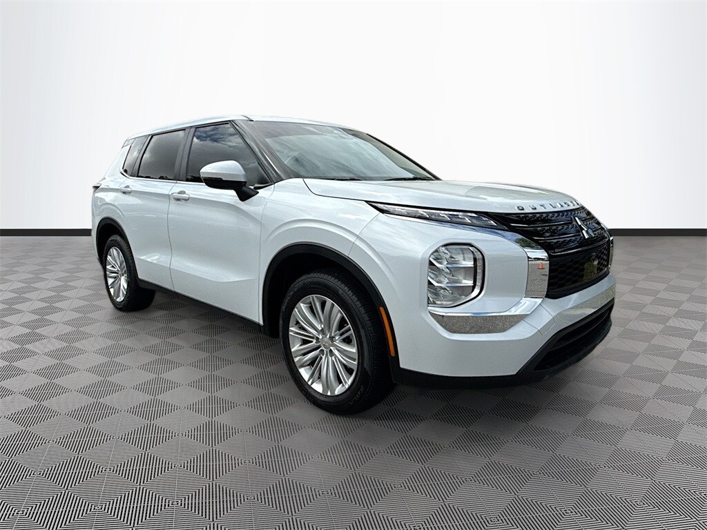 2024 Mitsubishi Outlander ES photo 3