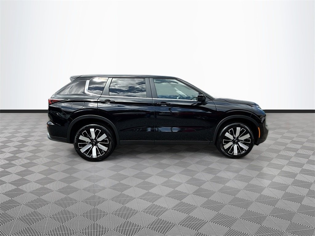 2025 Mitsubishi Outlander SE photo 3