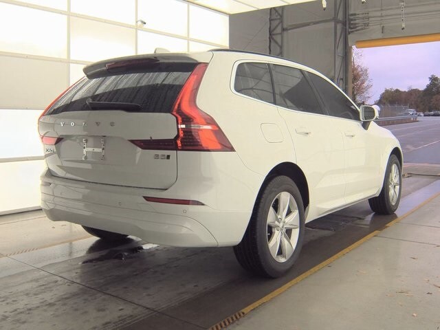 2022 Volvo XC60 B5 Momentum photo 2