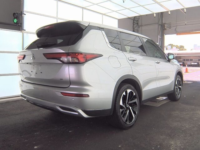 2024 Mitsubishi Outlander SE photo 2