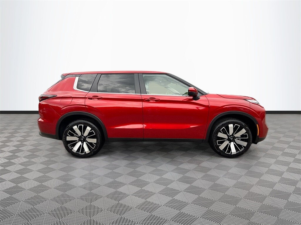 2025 Mitsubishi Outlander SE photo 4