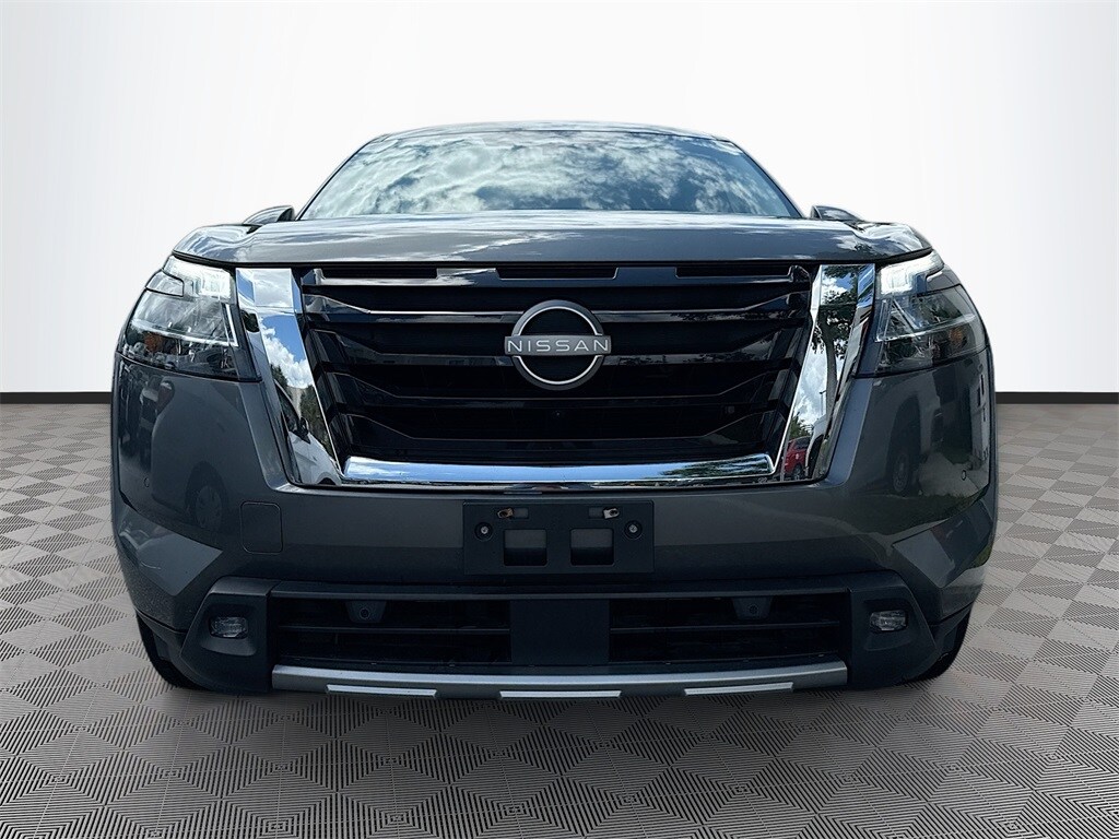 2022 Nissan Pathfinder Platinum photo 2