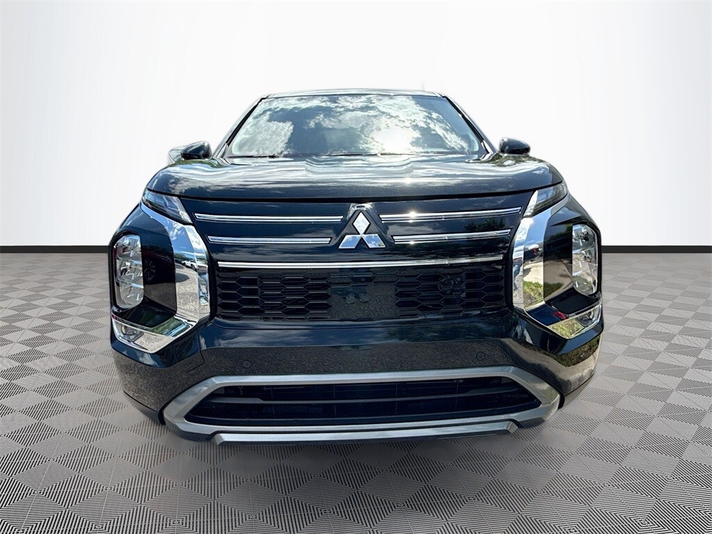 2025 Mitsubishi Outlander SE photo 2
