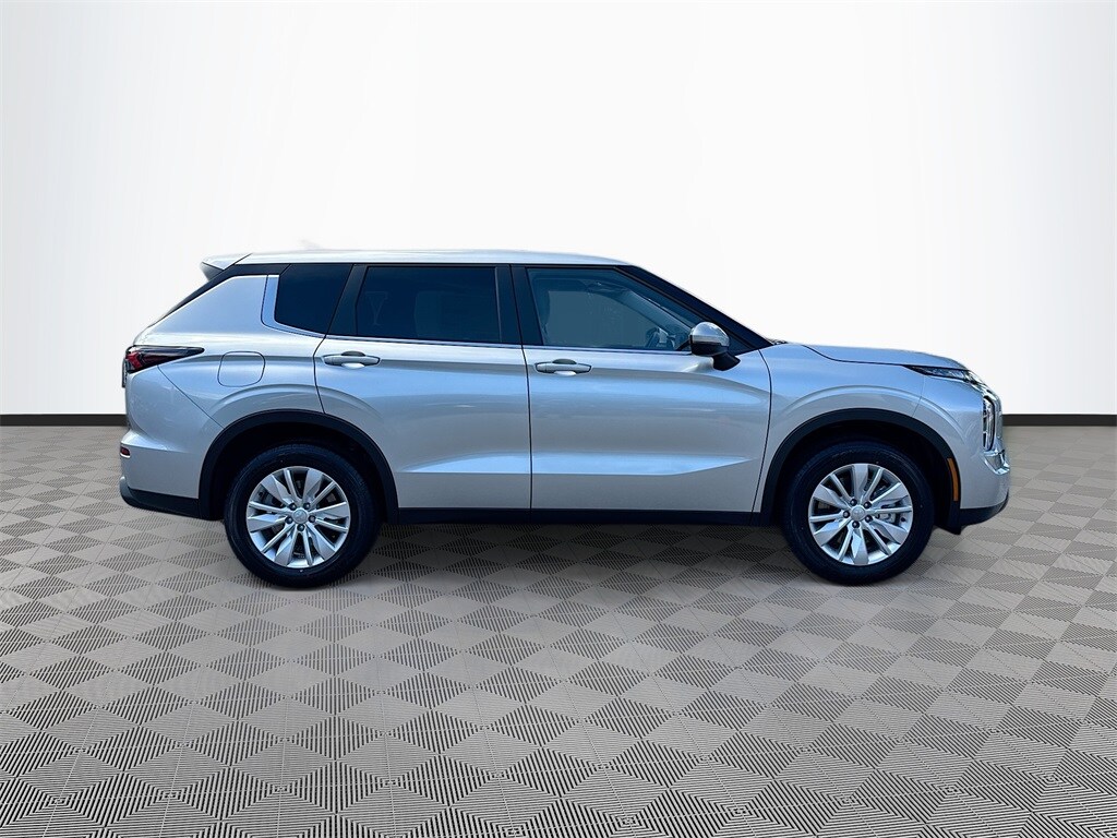 2025 Mitsubishi Outlander ES photo 4