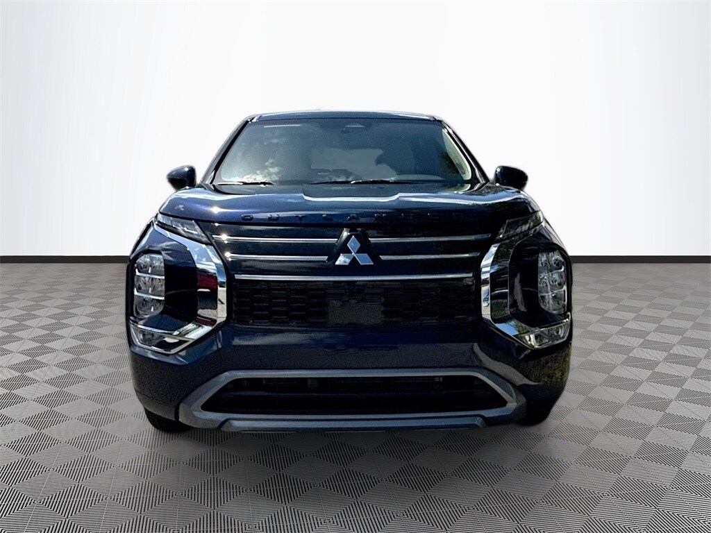2025 Mitsubishi Outlander SE photo 2