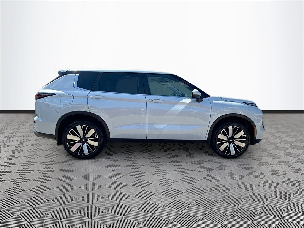 2025 Mitsubishi Outlander SE photo 4