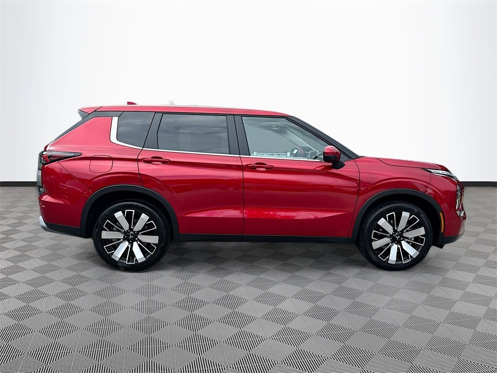 2025 Mitsubishi Outlander SE photo 4