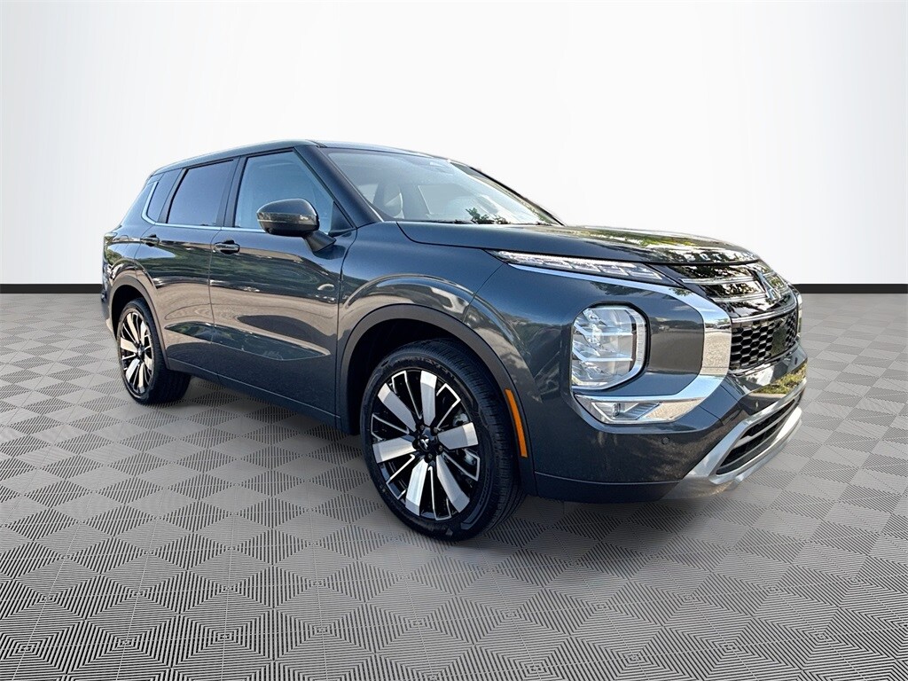 2025 Mitsubishi Outlander SE photo 2
