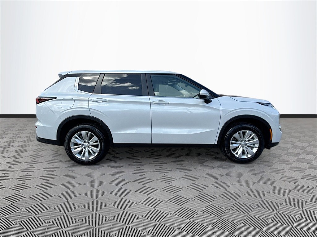 2025 Mitsubishi Outlander ES photo 4