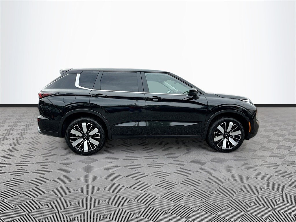 2025 Mitsubishi Outlander SE photo 3